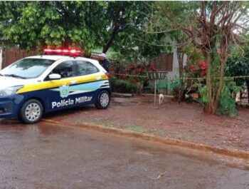 Viatura da Polícia Militar em frente à casa da idosa morta. (Foto: Lucas Nogueira | Região News)